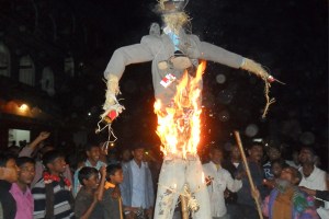 Angry villagers burn Dan Mowzena's effigy during general strike in Phulbari on 24 Nov 2012 . Photo credit: Mizanur Rahman